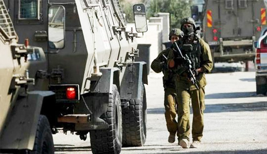 الاحتلال يداهم منازل الأسرى المحررين ويصيب مواطنا بمخيم الدهيشة