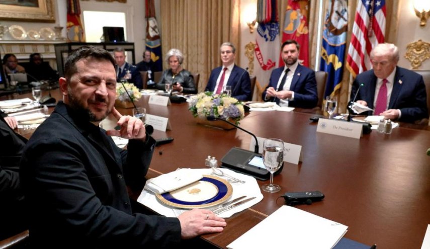 شاهد..  العلم الروسي في اجتماع ترامب وزيلينسكي!
