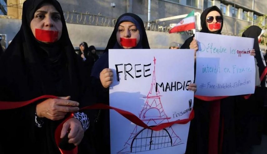 وقفة طلابية أمام السفارة الفرنسية بطهران: حرّروا فتاة إيران!