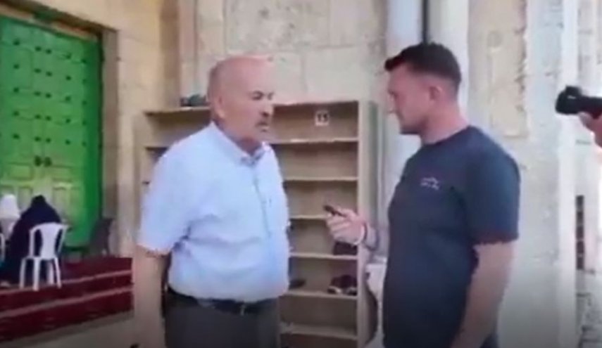 شاهد: هكذا يفضح حارس مسجد الاقصى متطرفا بريطانيا حاول خداعه! 