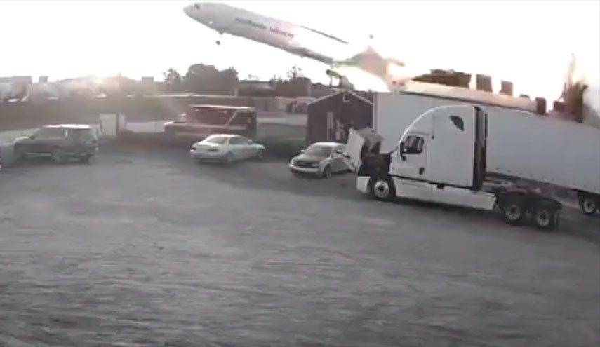 فيديو.. لحظة تحطم طائرة أمريكية بعد الإقلاع