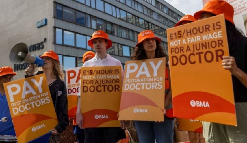 ادامه اعتصاب 5 روزه هزاران پزشک در انگلیس در اعتراض به دولت
