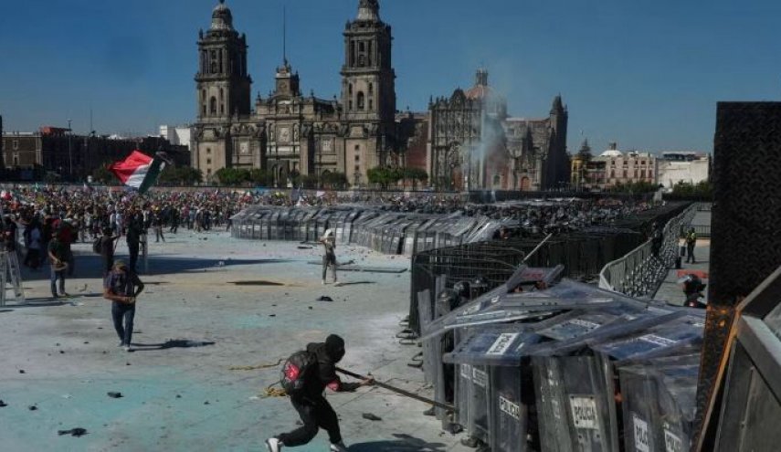 اعتراضات مکزیک به خشونت کشیده‌ شد/ زخمی شدن ۱۰۰ پلیس