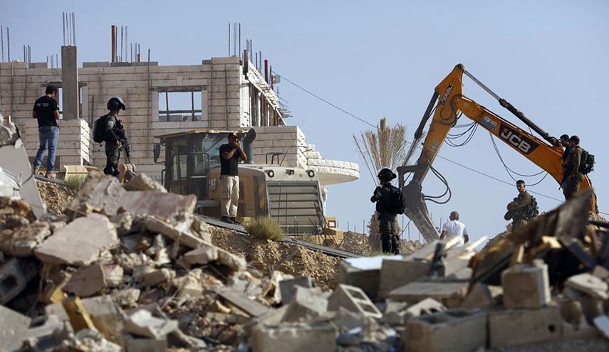 جيش الاحتلال يخطر بهدم مسجد ومساكن فلسطينية في الخليل