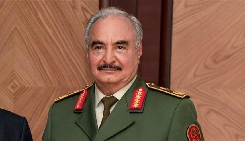 حفتر يحذر من تهديدات الأزمة السياسية لوحدة ليبيا 
