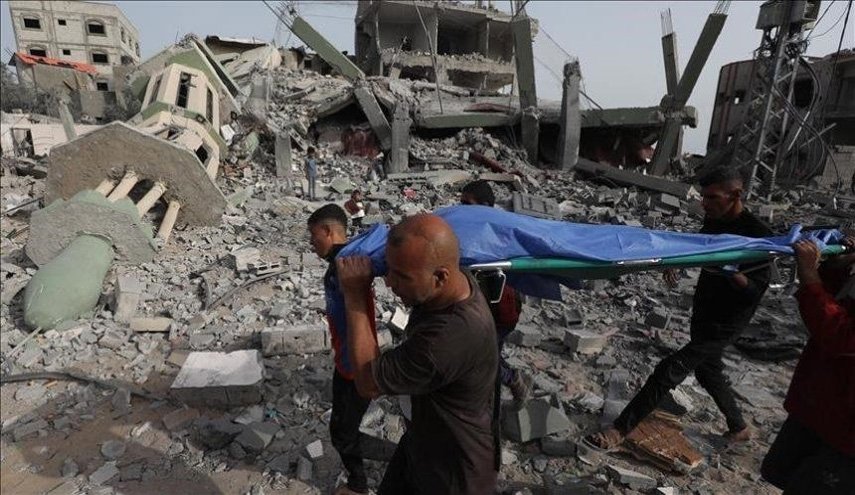 انتشال 14 شهيدا من تحت أنقاض منزلين في مخيم المغازي