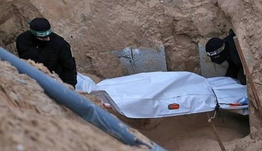 القسام وسرايا القدس تسلمان جثة أسير إسرائيلي + فيديو