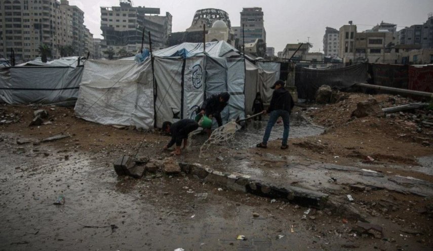 بیش از ۲۸۸ هزار خانواده فلسطینی در غزه در سرما و باران رها هستند
