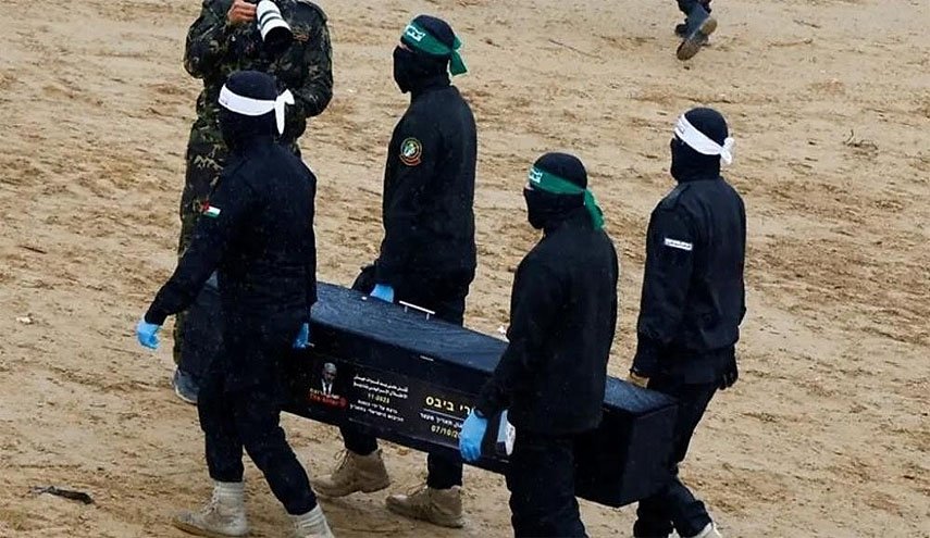 القسام تسلّم جثة أسير للصليب الأحمر ضمن اتفاق التبادل