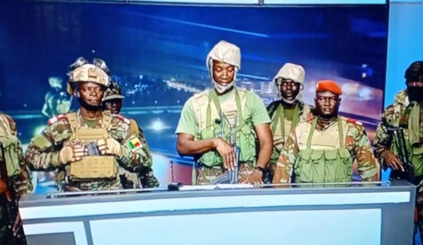 انباء عن عزل رئيس افريقي من السلطة على يد مجموعة عسكرية 