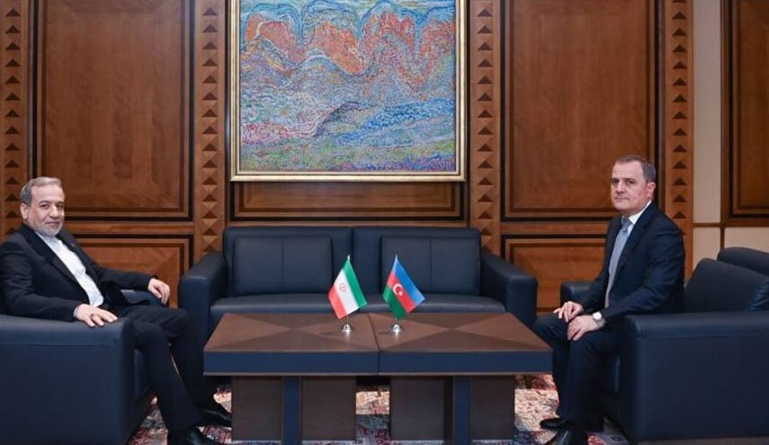 عراقجي يلتقي مع نظيره الأذربيجاني في باكو