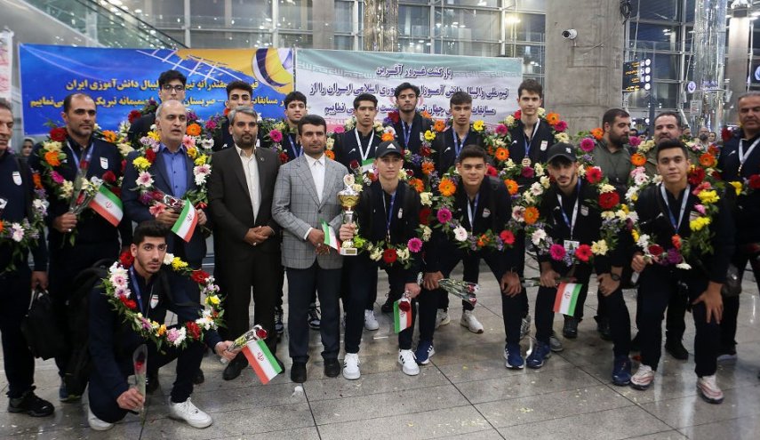 بازگشت کاروان والیبال دانش آموزی به کشور ؛ کاپیتان، مدال طلا را به رهبر انقلاب تقدیم کرد