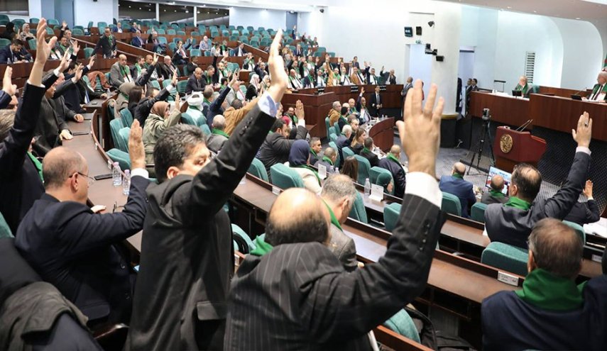 الجزائر تقر قانوناً تاريخياً يجرم الاستعمار الفرنسي