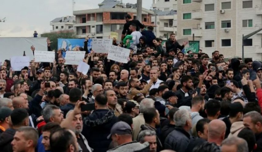 تظاهرات سوری‌ها در طرطوس و لاذقیه همزمان با استقرار ماشین جنگی جولانی