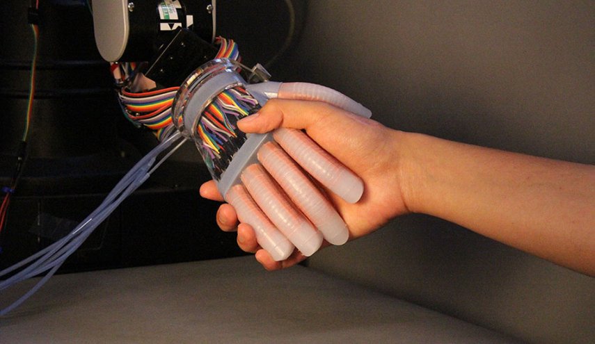 الجلد الإلكتروني العصبي يمنح الروبوتات شعور الألم!