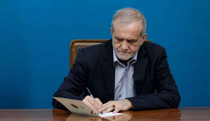 بزشكيان: الشعب الايراني قدّم ردا ساحقا على مخططات الاعداء 
