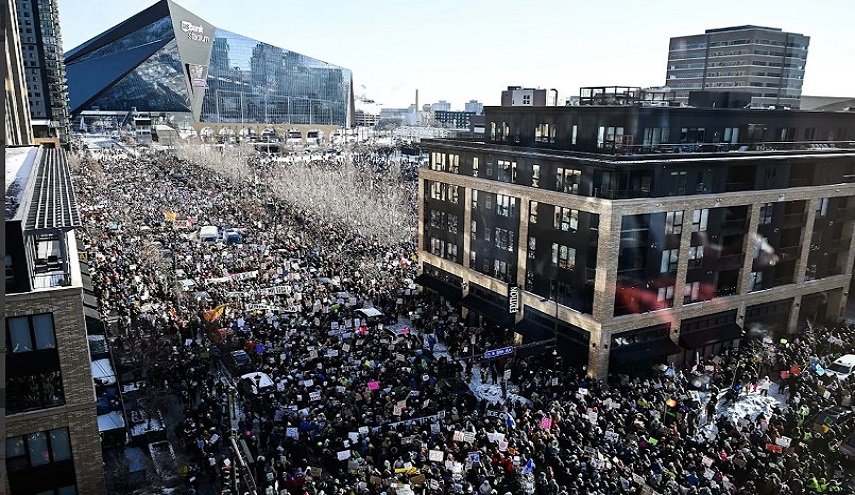 تجمع ده‌ها هزار نفر علیه رفتار وحشیانه اداره مهاجرت آمریکا در مینیاپولیس