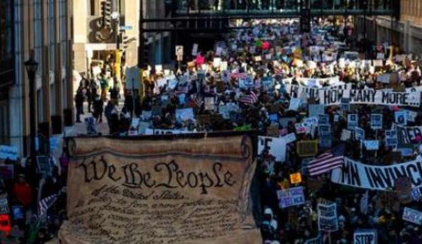 اعلام برگزاری بیش از ۳۰۰ تظاهرات علیه خشونت ماموران اداره مهاجرت در آمریکا