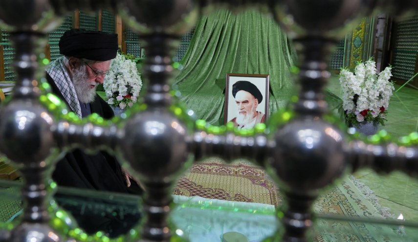 ظهور قائد الثورة علنًا من مرقد الإمام الخميني..رسالة تحد لأعداء إيران