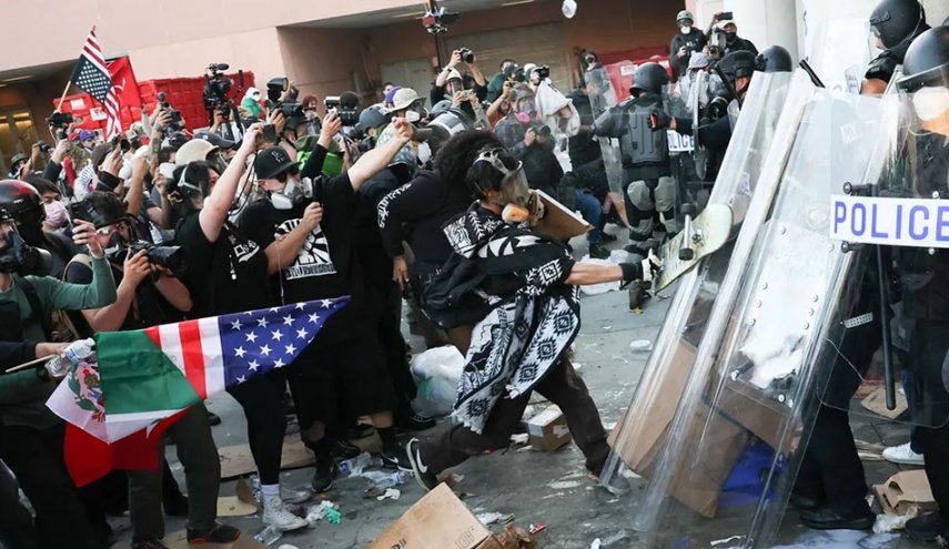 لوس أنجلوس تنتفض ضد سياسات الترحيل القمعية لترامب.. اعتقال أكثر من 50  متظاهراً