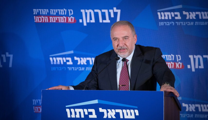 ليبرمان: نتنياهو كلب مطيع وأداة بيد لترامب