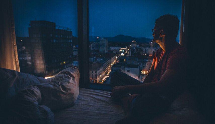 دراسة تكشف: وسيلة نوم شائعة قد تضر صحتك!