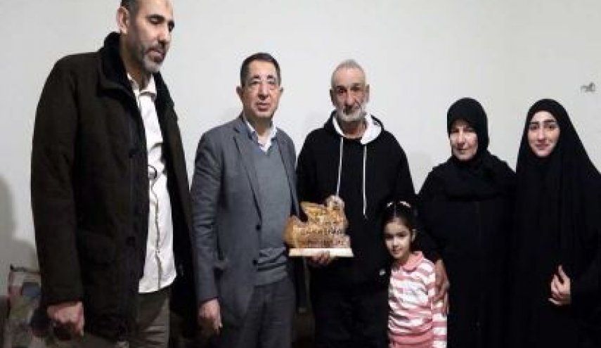 حاج حسن در بازدید از خانواده‌های زندانیان: ادامه فشارها برای آزادی اسرا