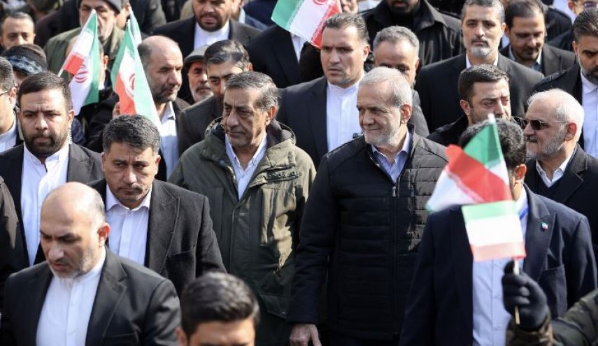 حضور رئیس‌جمهور در جمع راهپیمایان ۲۲ بهمن