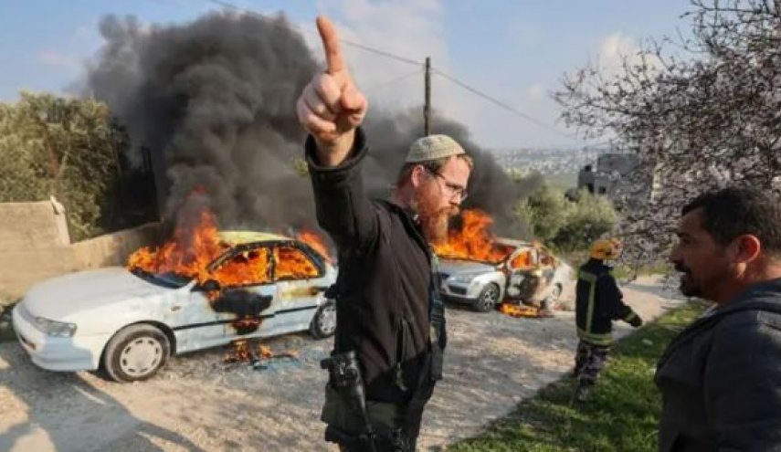 مستوطنون يهاجمون قرى فلسطينية بالضفة ويطردون أهلها