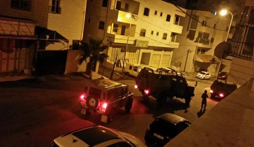 الاحتلال يقتحم دورا جنوب الخليل ويعتدي على الأهالي