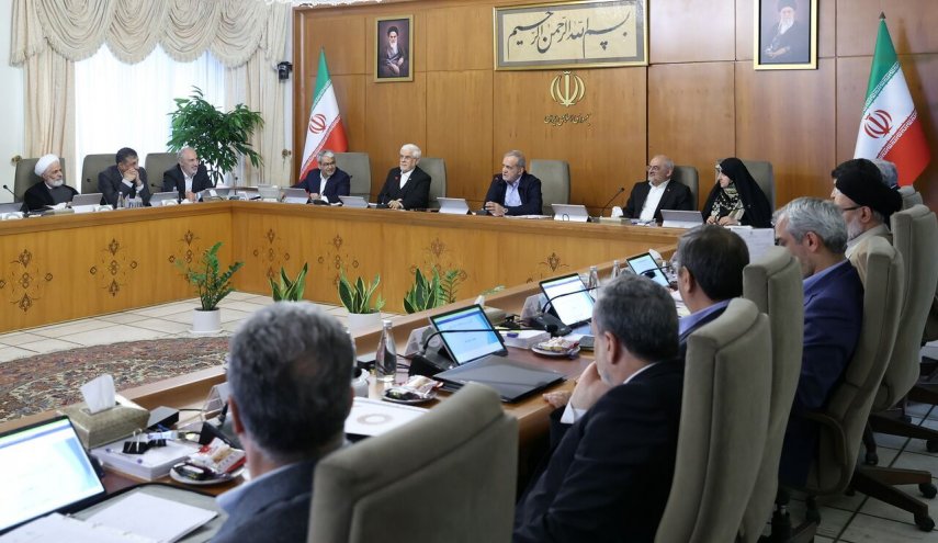 بزشكيان: مشاركة الشعب الواسعة في مسيرات ذكرى انتصار الثورة كانت مذهلة