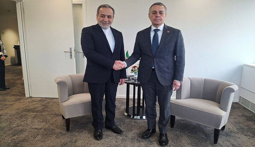 عراقجي يبحث مع نظيره السويسري آخر تطورات المفاوضات النووية

