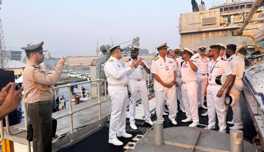 ناوشکن «دنا»در بندر ویشاخاپاتنام هند پهلو گرفت