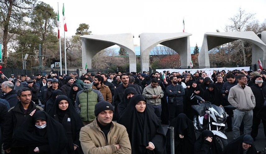 حداد وطني بميدان انقلاب وسط طهران اثر إعلان استشهاد قائد الثورة