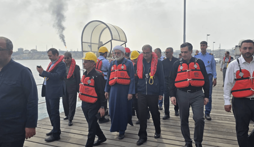 حضور اعضای کمیسیون انرژی مجلس در جزیره خارک/ هیچ وقفه ای در تولیدو صادرات نفت وجود ندارد