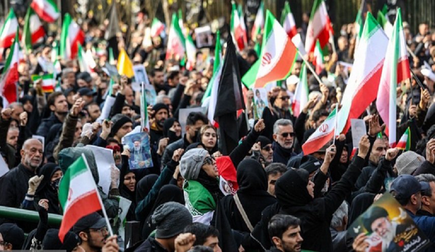 مردم غیور ایران پیش از آغاز مراسم تشییع پیکر شهدا در میدان انقلاب حضور یافته اند