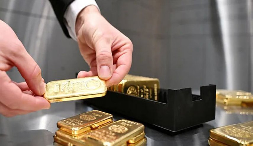 الذهب يتراجع لأدنی مستوياته في شهر