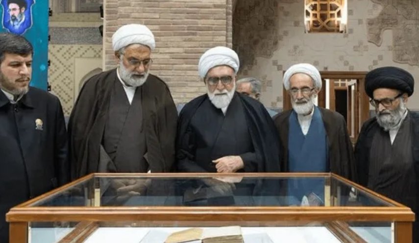 قرآن خطی با تقریظ رهبر شهید انقلاب در حرم رضوی رونمایی شد