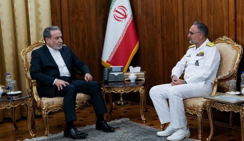 دیدار جانشین فرمانده نیروی دریایی ارتش با عراقچی 