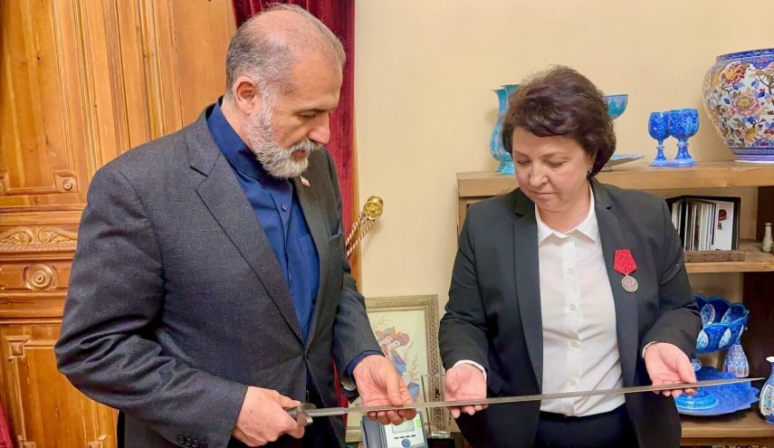 اهدای شمشیر به سفیر ایران در پاسداشت مقاومت ملت در برابر تجاوز آمریکا-اسرائیل