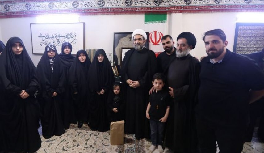 دیدار اعضای دفتر حفظ و نشر آثار رهبر شهید با خانواده سردار شهید موسوی هوایی
