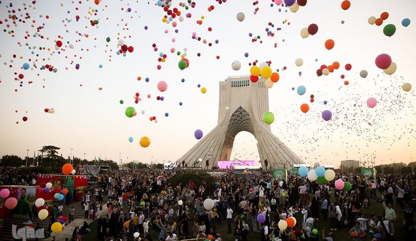 شور غدیر در گرمای خرداد؛ خانواده‌ها در مسیر ۱۰ کیلومتری عشق قدم زدند