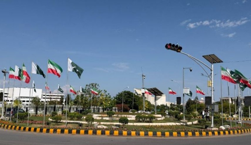 پایتخت پاکستان برای استقبال از پزشکیان مزین به پرچم ایران شد + عکس