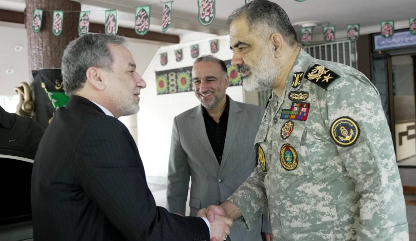 بازدید سید عباس عراقچی وزیر امور خارجه از نمایشگاه شهدای ناو دنا و دیدار با دریادار شهرام ایرانی فرمانده نیروی دریایی ارتش