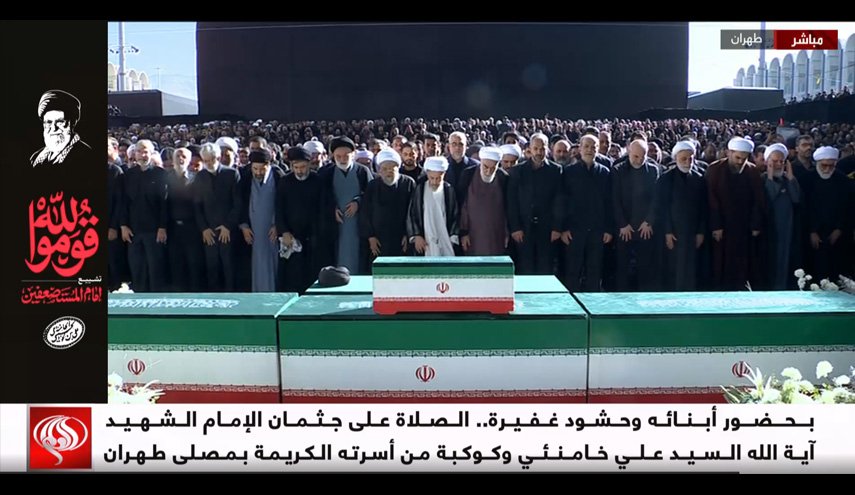 اقامه نماز بر پیکر رهبر شهید انقلاب و خانواده ایشان
