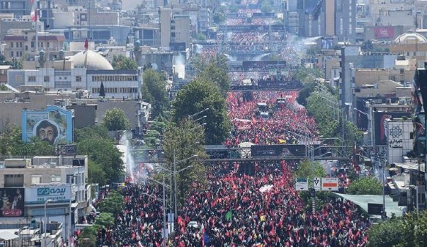خودروی حامل پیکر مطهر رهبر شهید انقلاب در میدان آزادی متوقف شده است