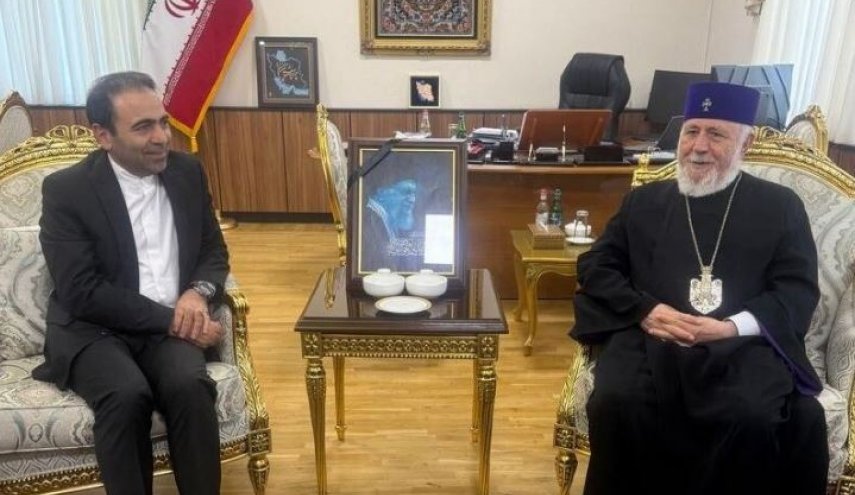 ادای احترام اسقف اعظم ارامنه به مقام رهبر شهید ایران