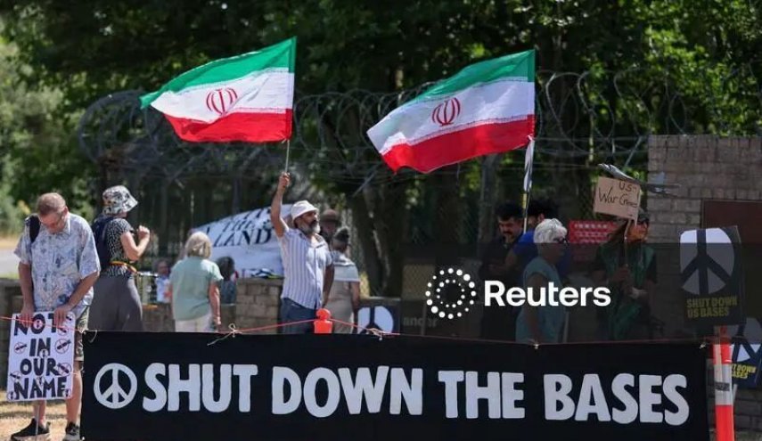 تظاهرات فعالان ضدجنگ علیه استفاده پایگاه‌های انگلیسی در تجاوز نظامی به ایران