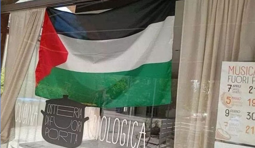العلم الفلسطيني يفشل مأدبة لوفد صهيوني في إيطاليا