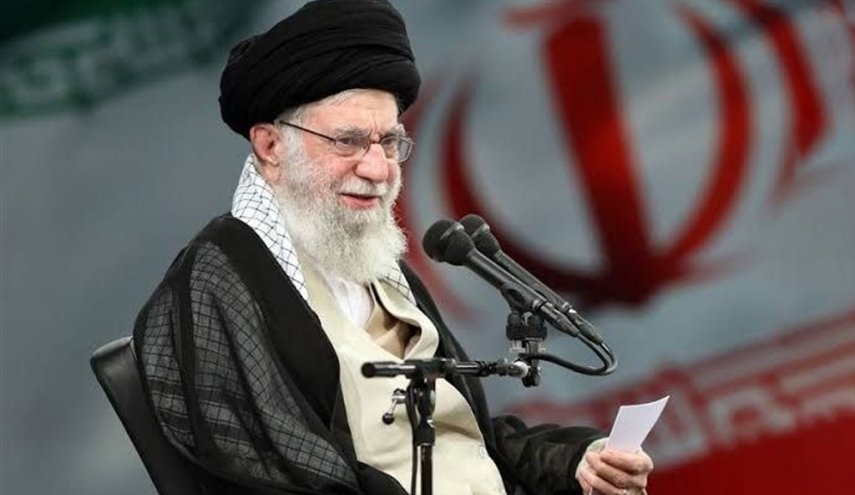 امام شهید سید علی حسینی خامنه‌ای: «ترسوها وقتی در تاریکی قرار می‌گیرند، از ترس سوت می‌کشند» 